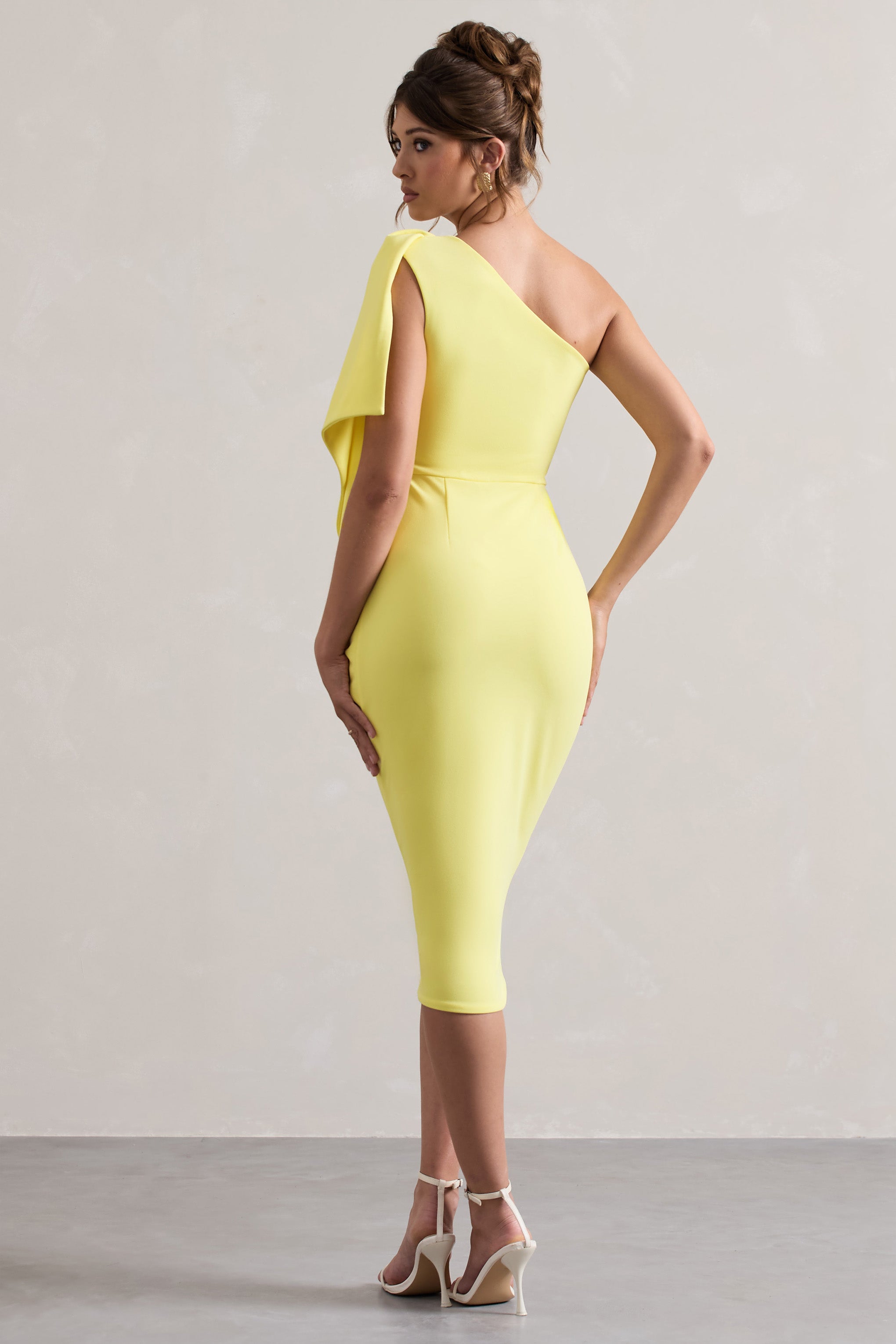 Carlana | Robe mi-longue asymétrique citron avec drapé à volants