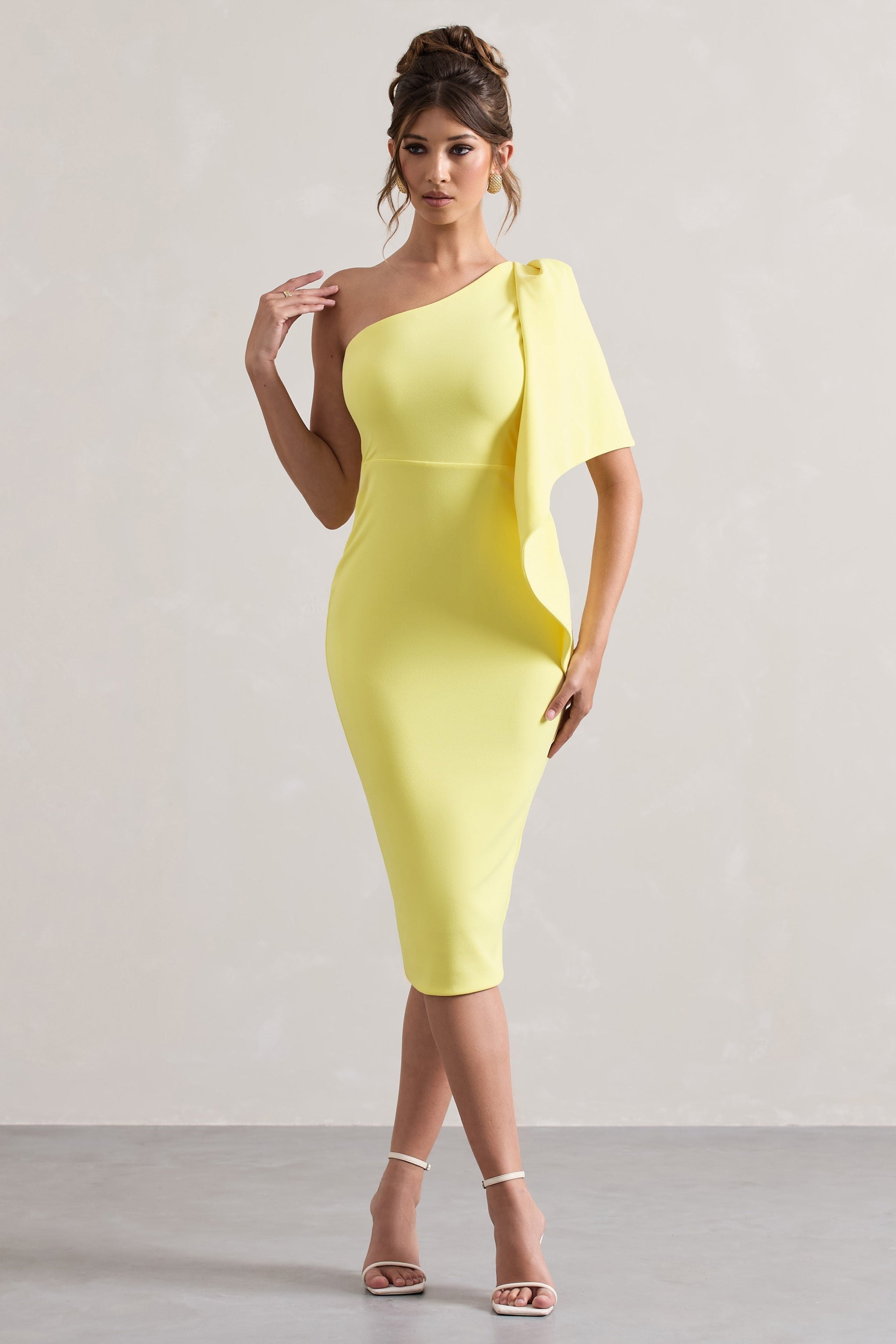 Carlana | Robe mi-longue asymétrique citron avec drapé à volants