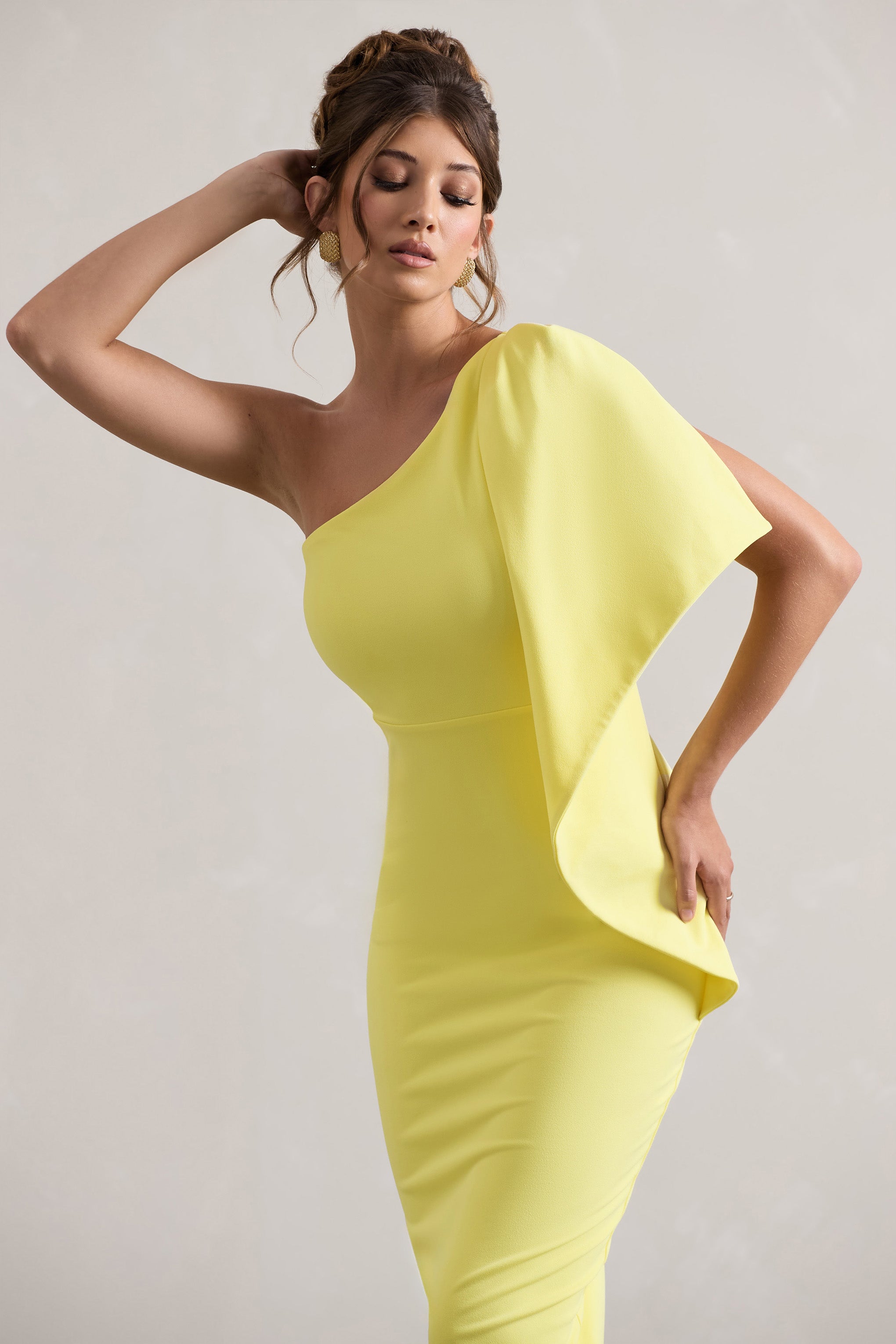 Carlana | Robe mi-longue asymétrique citron avec drapé à volants