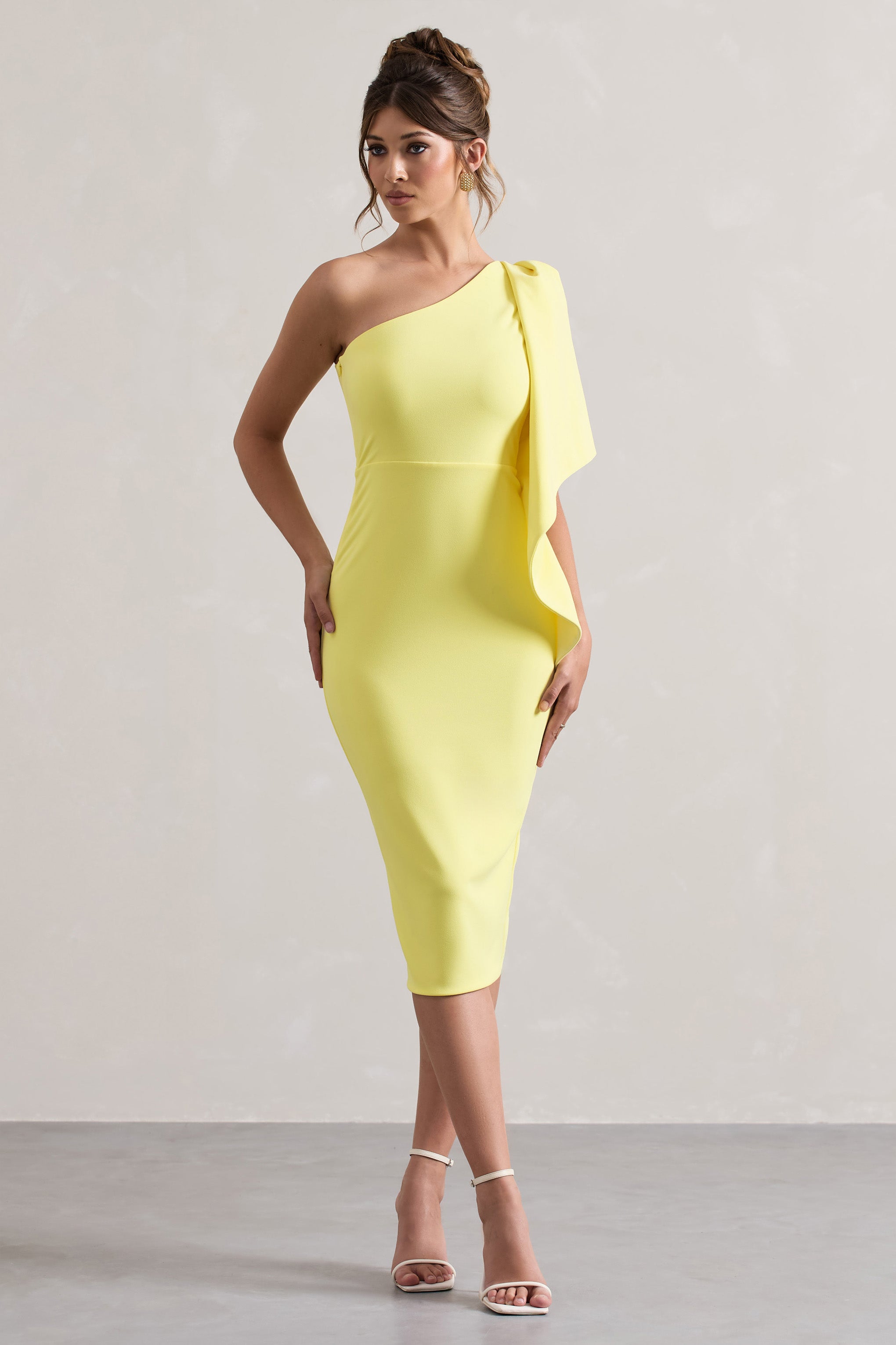 Carlana | Robe mi-longue asymétrique citron avec drapé à volants