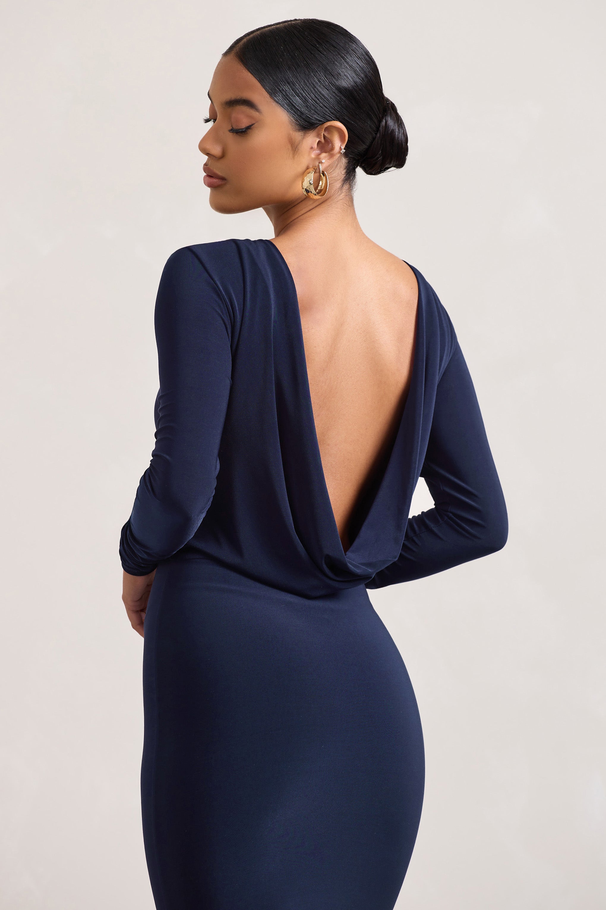 Dynasty Darling | Robe mi-longue moulante bleu marine à manches longues et dos nu