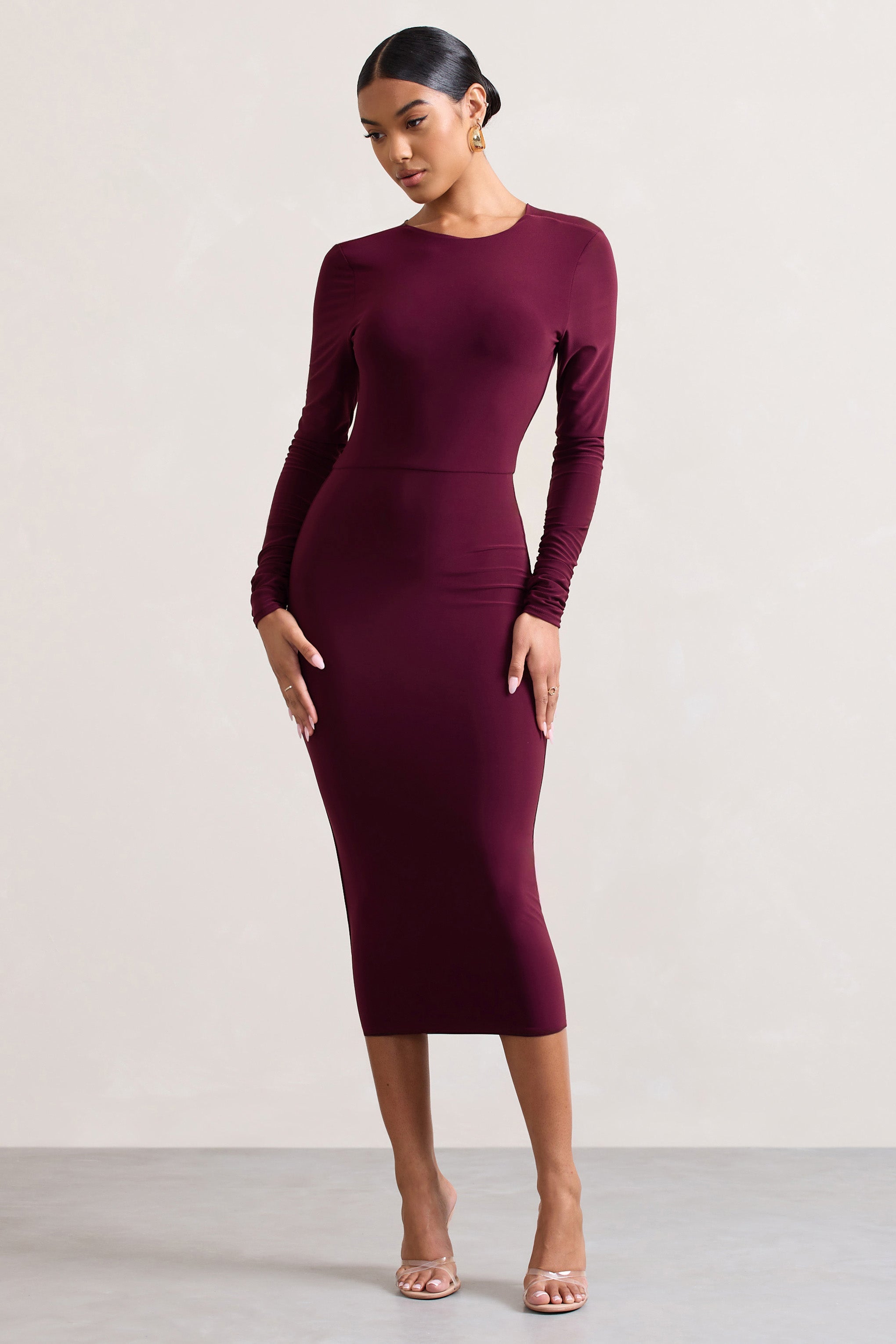 Dynasty Darling | Robe mi-longue moulante rouge bordeaux à col bénitier et manches longues