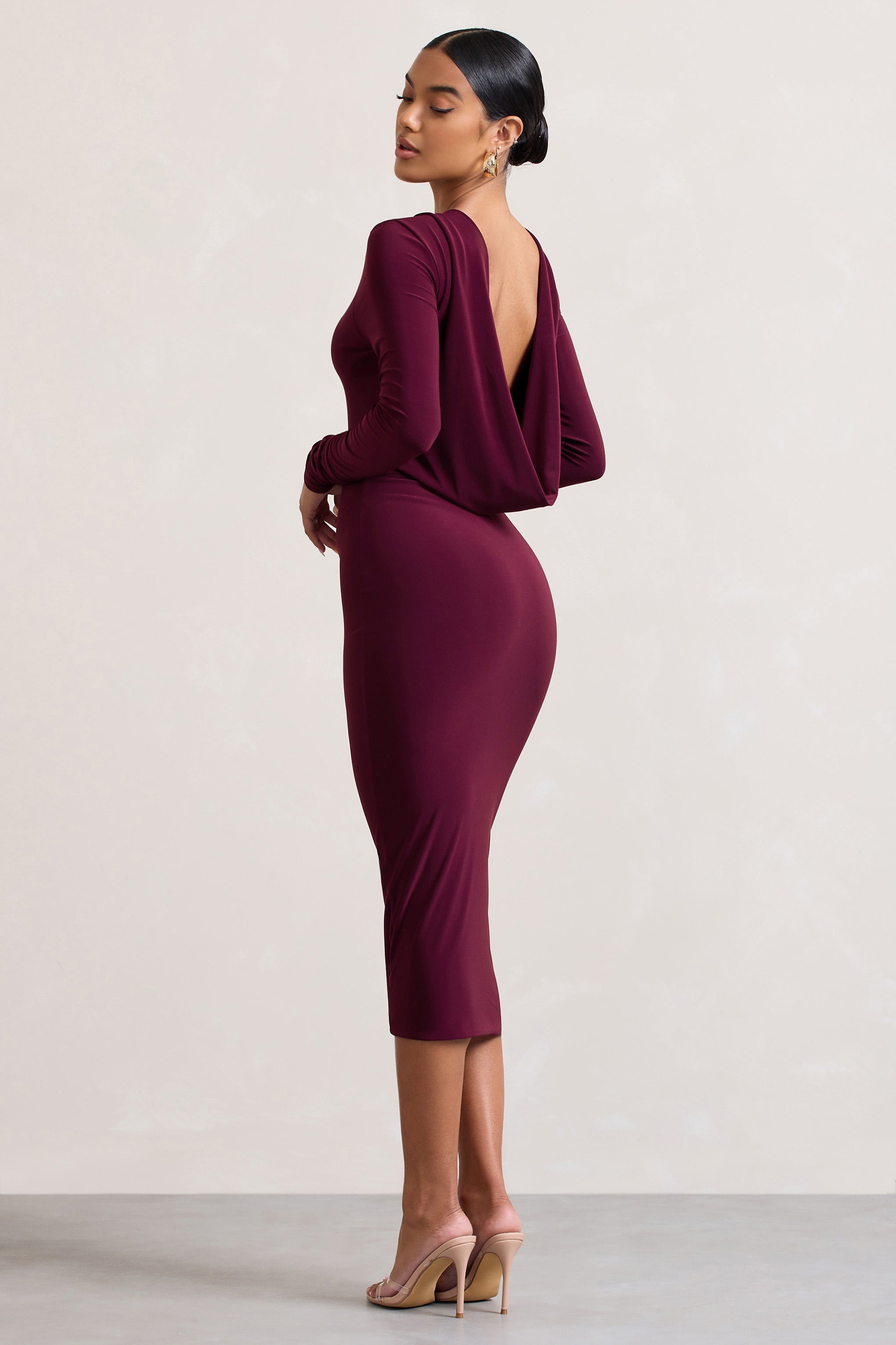 Dynasty Darling | Robe mi-longue moulante rouge bordeaux à col bénitier et manches longues