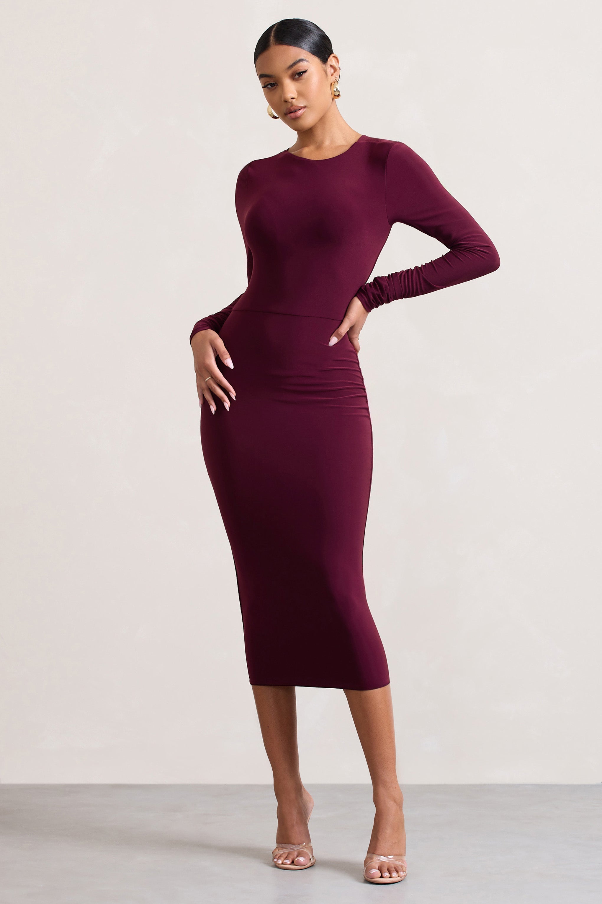 Dynasty Darling | Robe mi-longue moulante rouge bordeaux à col bénitier et manches longues