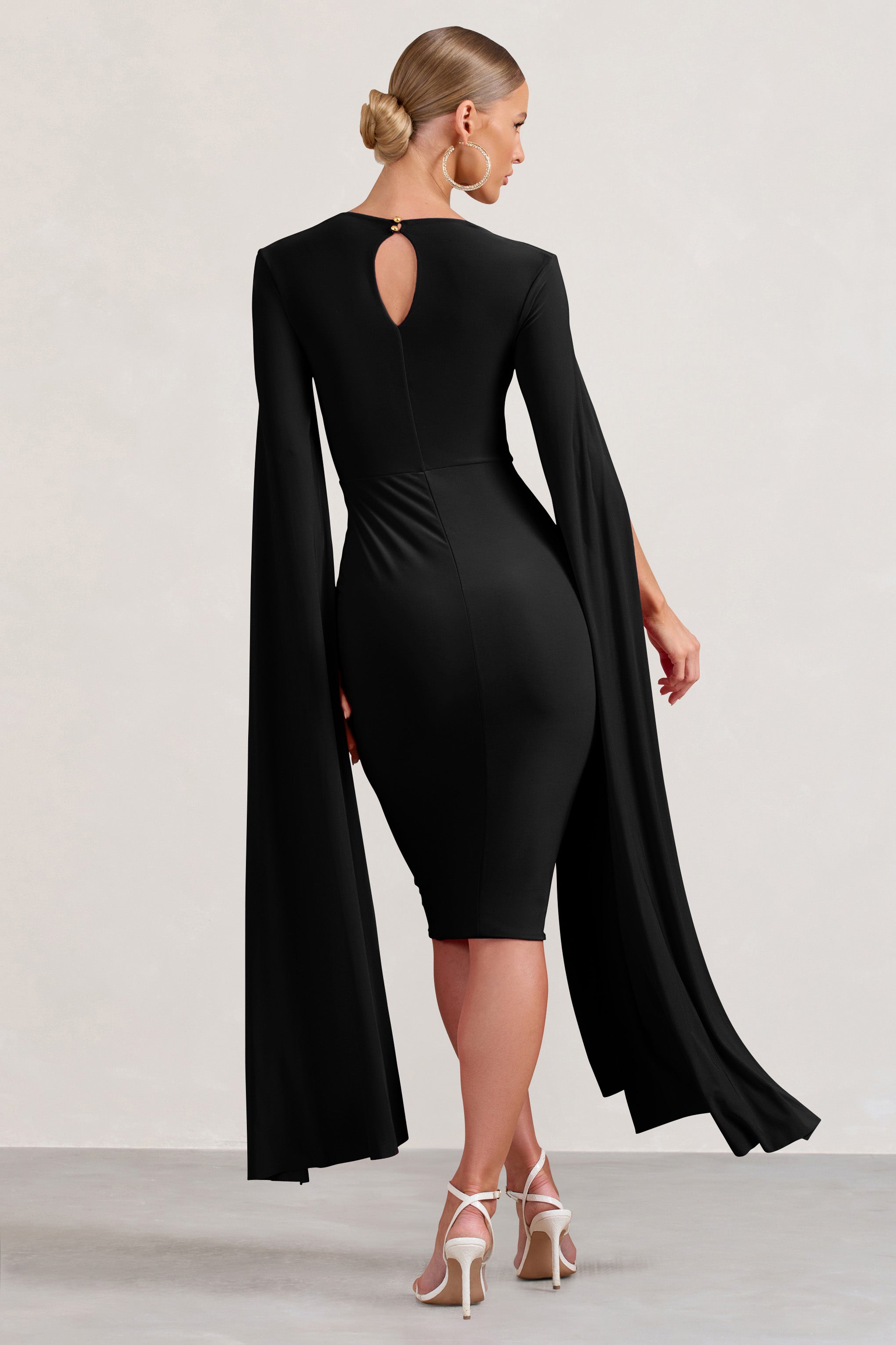 Flawless | Robe mi-longue noire a encolure carree avec manches capes