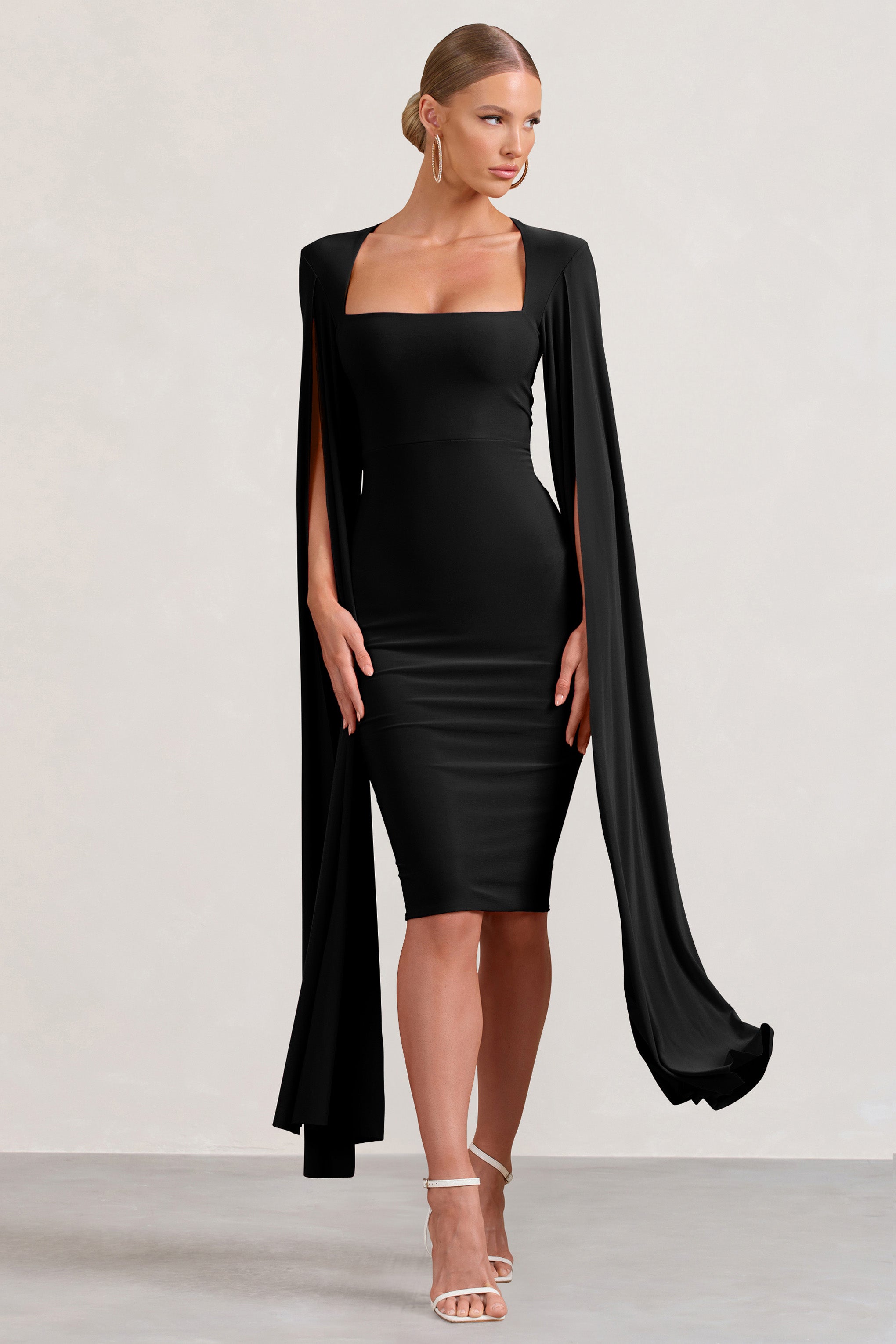 Flawless | Robe mi-longue noire a encolure carree avec manches capes