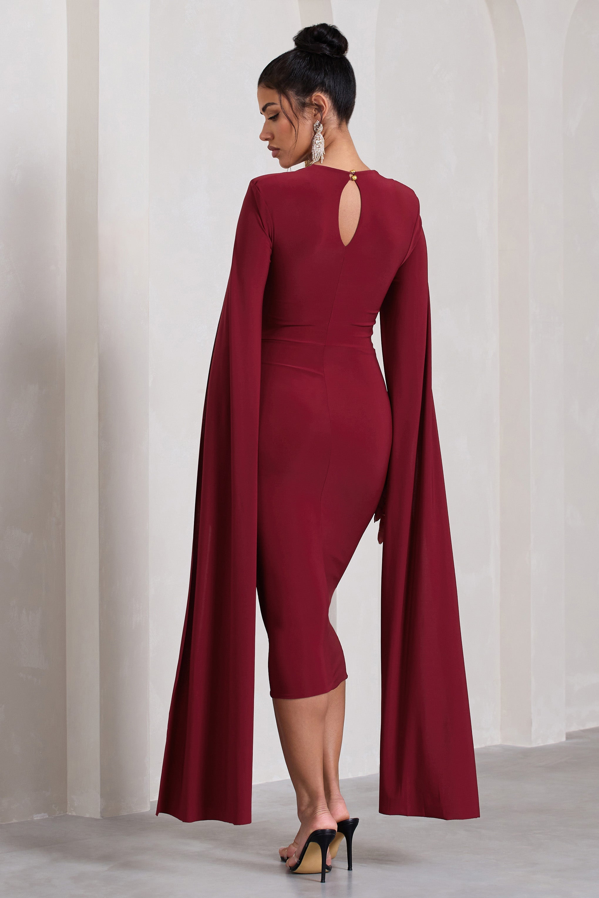 Flawless | Robe mi-longue rouge cerise à encolure carrée et manches cape