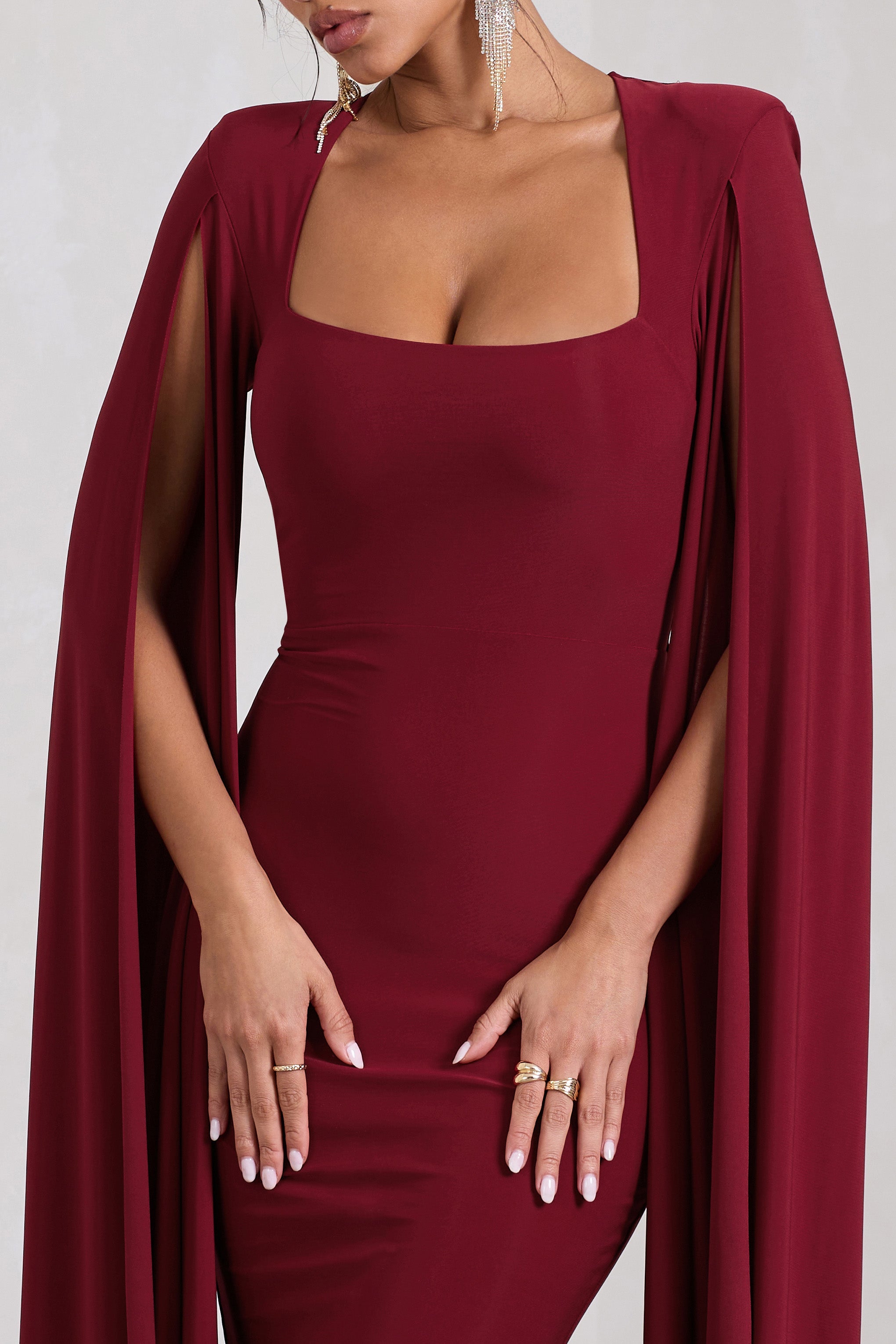 Flawless | Robe mi-longue rouge cerise à encolure carrée et manches cape