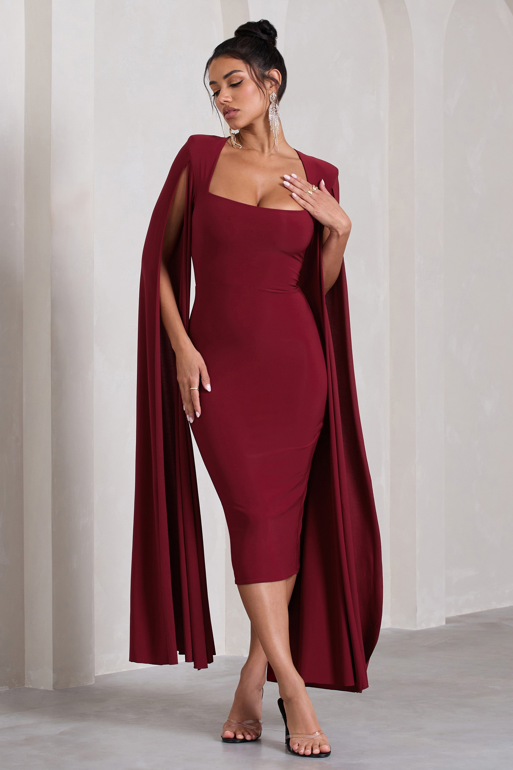 Flawless | Robe mi-longue rouge cerise à encolure carrée et manches cape