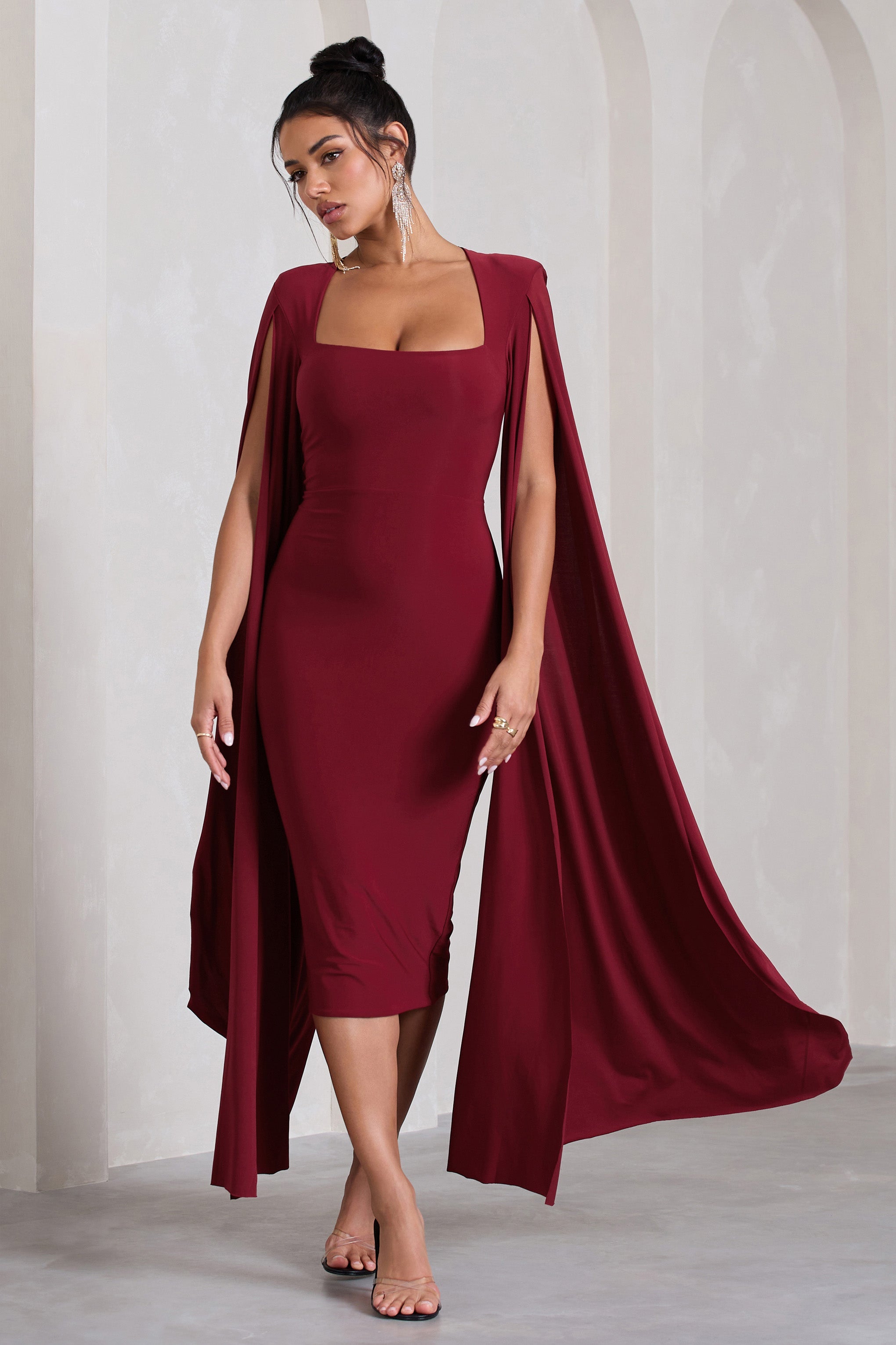 Flawless | Robe mi-longue rouge cerise à encolure carrée et manches cape