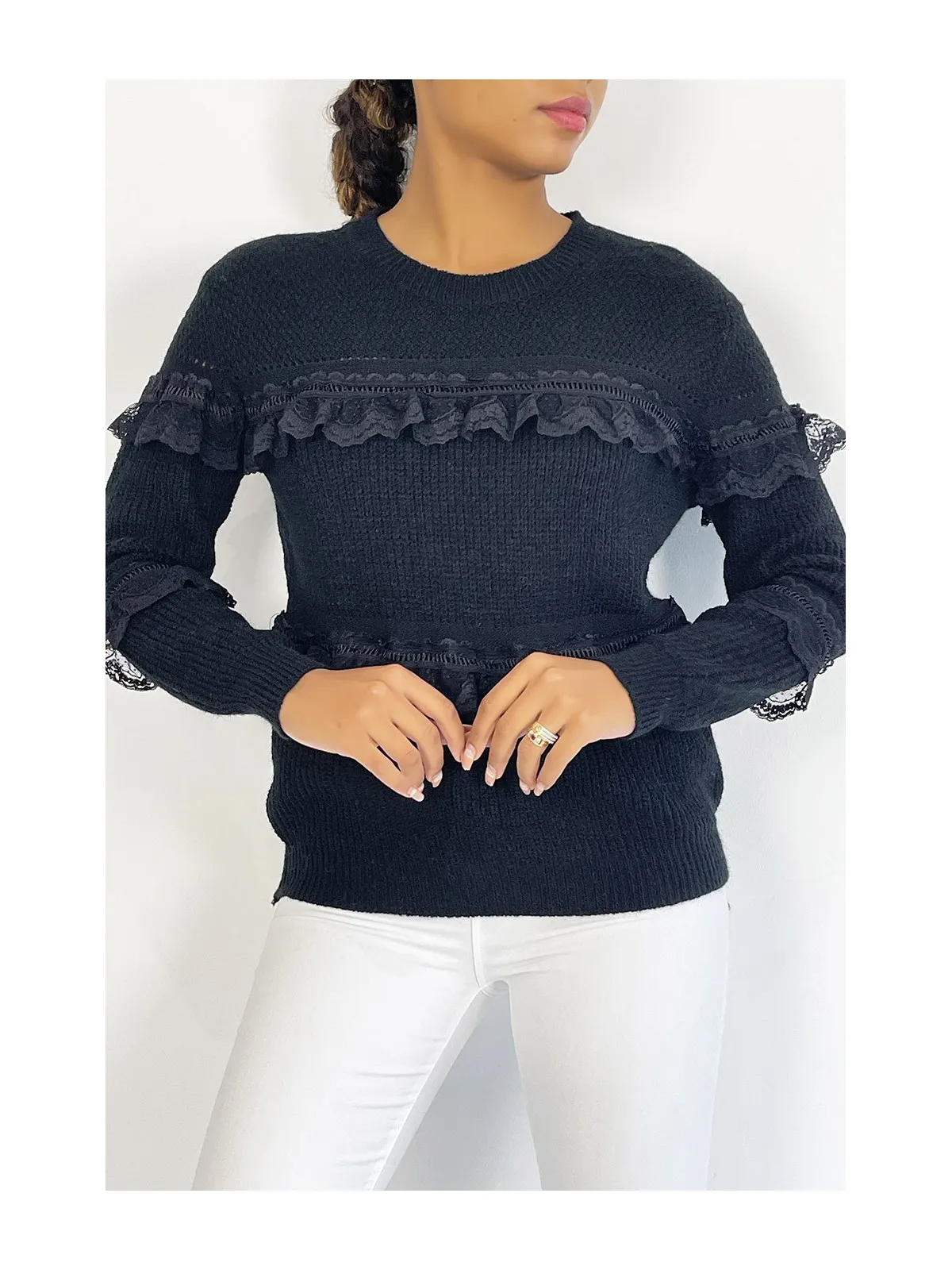 Pull col rond noir à détails volants ajourés