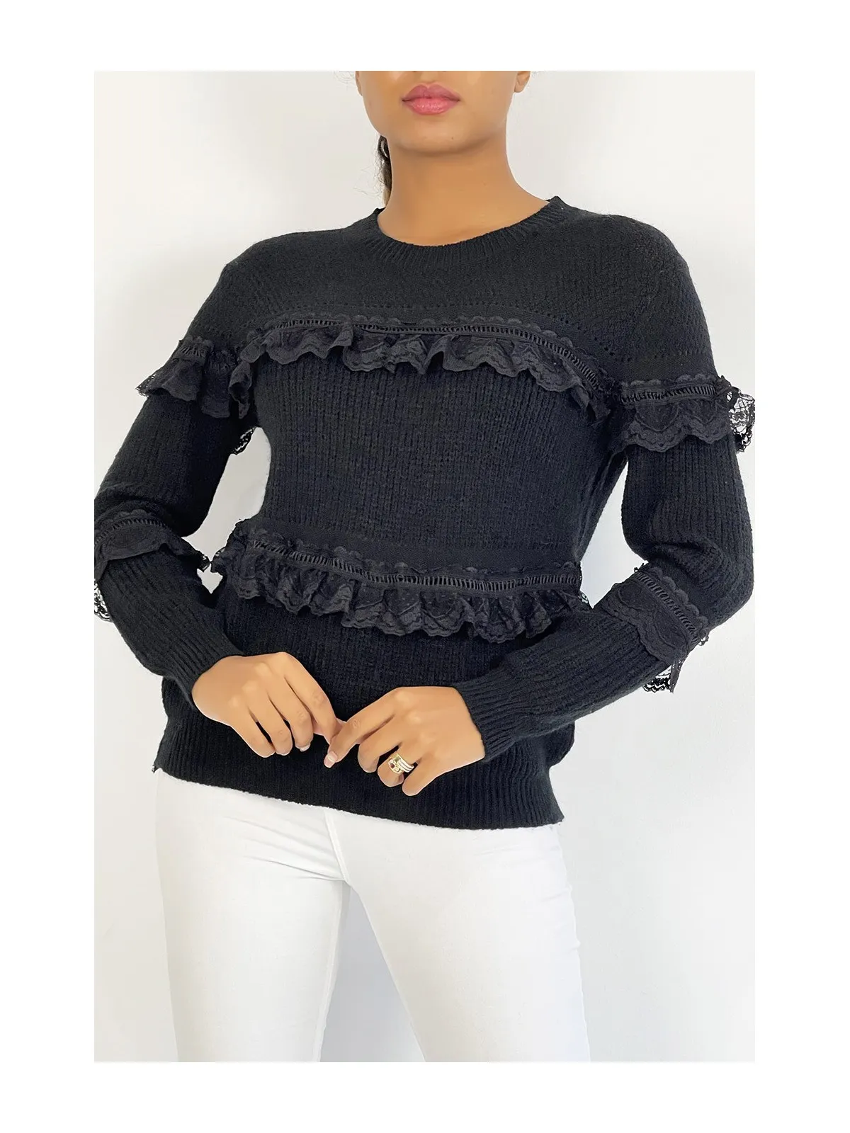 Pull col rond noir à détails volants ajourés