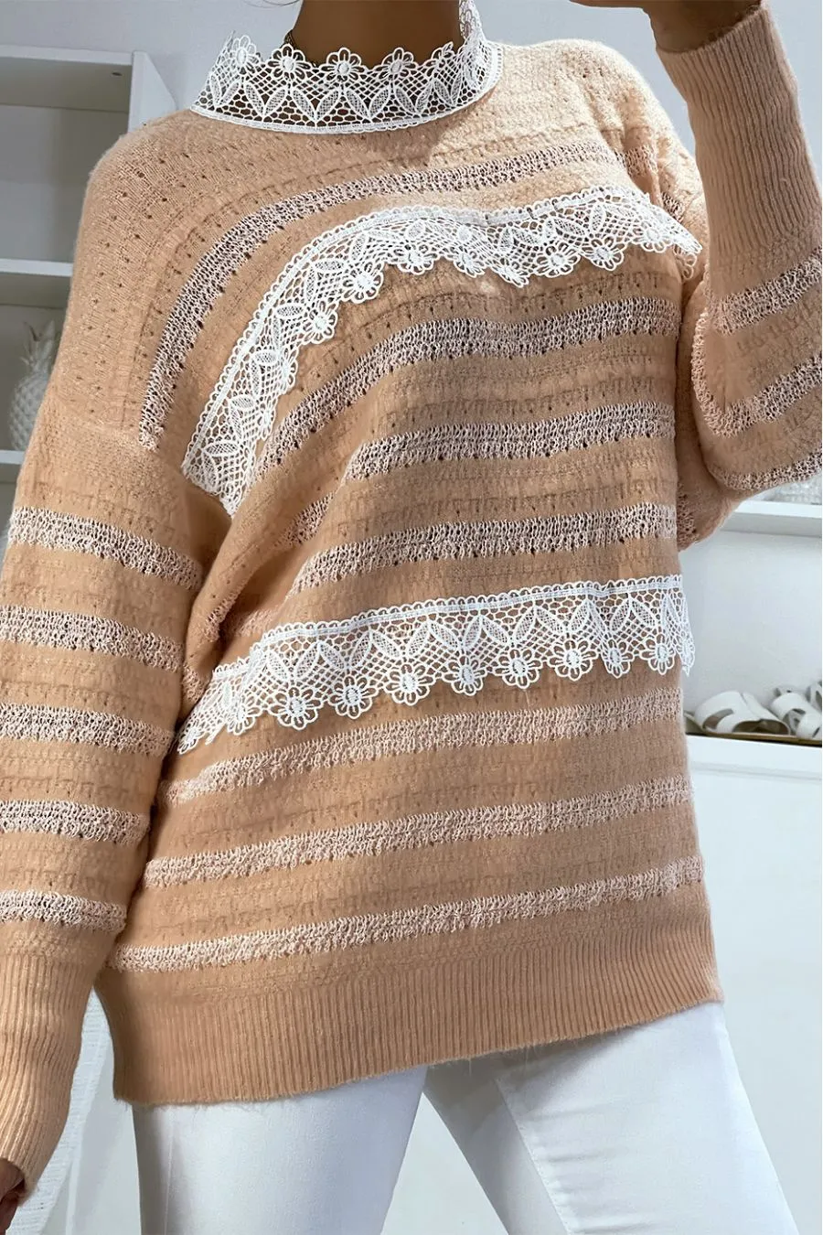 Pull rose à col rond et dentelle femme