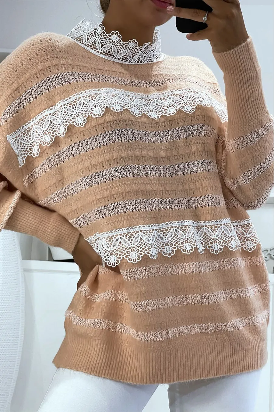 Pull rose à col rond et dentelle femme