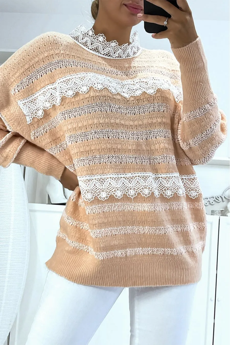 Pull rose à col rond et dentelle femme