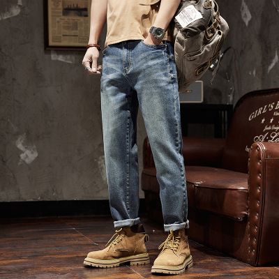 Retro jean délavé ample et élastique à petits pieds pour homme