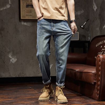 Retro jean délavé ample et élastique à petits pieds pour homme