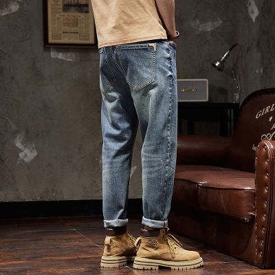 Retro jean délavé ample et élastique à petits pieds pour homme