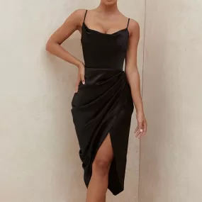 Robe corset en satin noire à jupe drapée