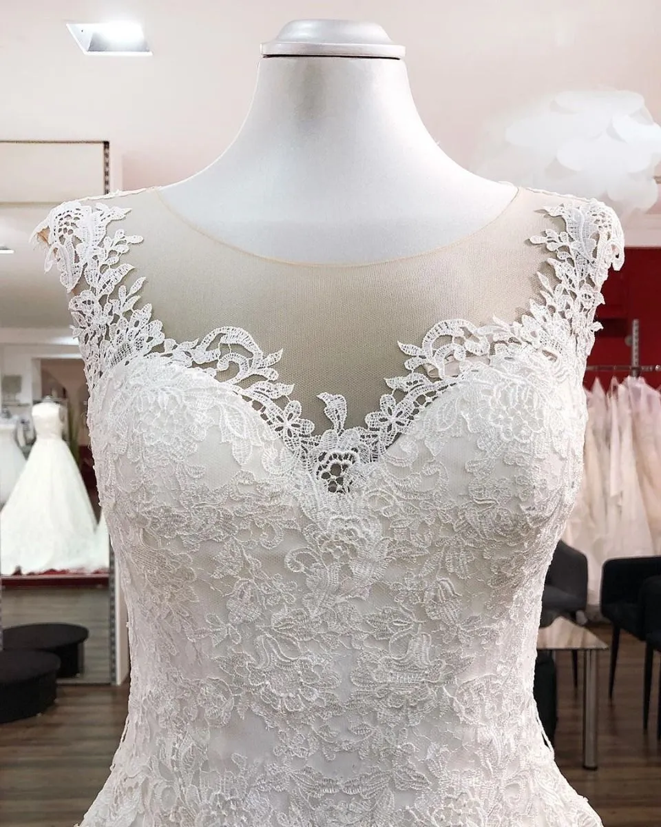 Robe De Mariée Princesse Tulle Dentelle Dos Transparent Avec Bouton Traine