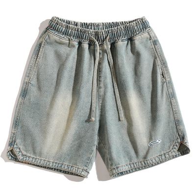 Short en denim brodé ample pour homme avec ourlet fendu triangulaire 