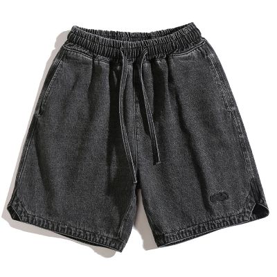 Short en denim brodé ample pour homme avec ourlet fendu triangulaire 