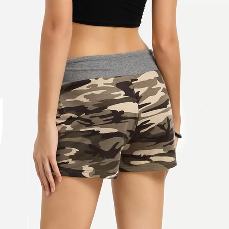 Short motif camouflage pour femme