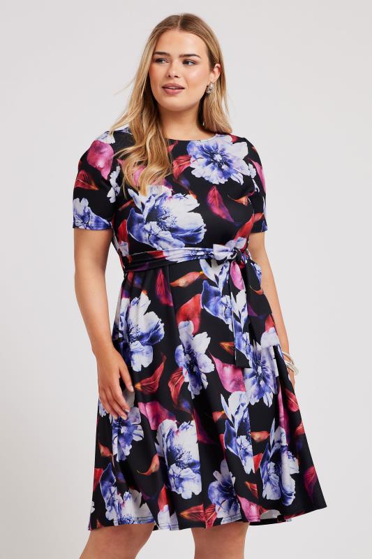 YOURS LONDON - Robe Noire & Bleue Floral Patineuse